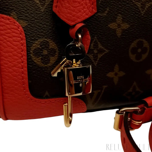 Load image 1 in gallery view. Estrela Monogram